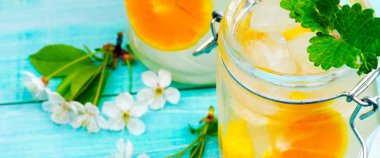 narenciye ile infüzyon detoks su ve buz ve bir metin için yer ile sağlıklı beslenme ve kilo kaybı için nane