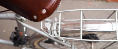 Eski retro bisiklet, eski motor, seçici odak koltuktan