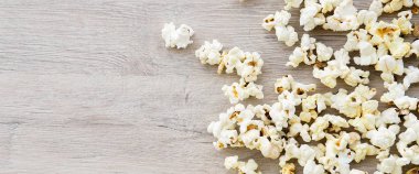 ahşap arka planda patlamış mısır. Web sitesi için banner,