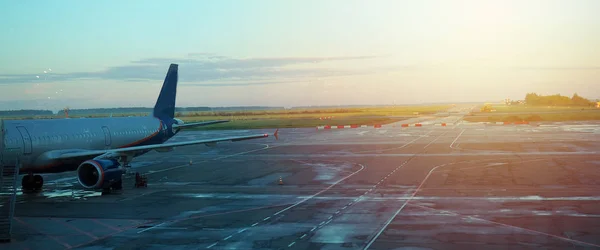 공항에서 이륙하는 비행기 항공기 비즈니스 빈티지 스타일 — 스톡 사진