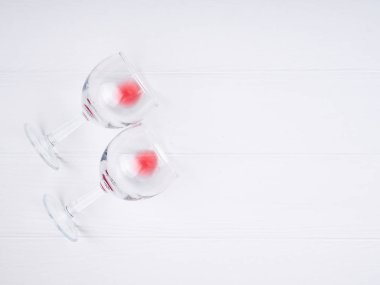 İki bardak şarap Beyaz ahşap arka plan yalan, kopya alanı üzerinde