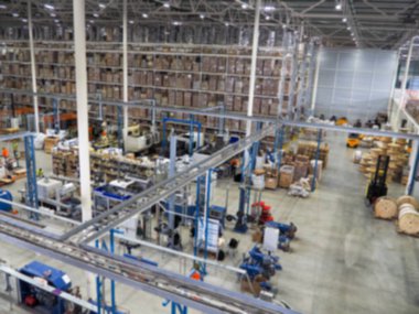 Ambar iç, ambar Sanayi ve lojistik hizmet veren firma kayıtları Ticari ambar. Kutuları ve üç katlı raflarında stok kasaları. Hareket etkisi bulanıklık. Parlak güneş ışığı.