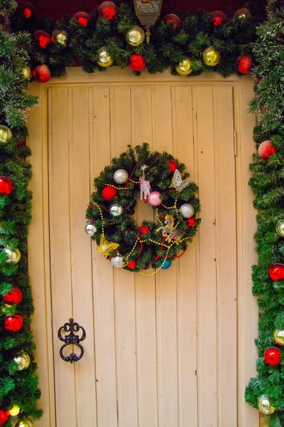 Old Wooden Door Christmas Wreath Decoration — Stock Photo, Image