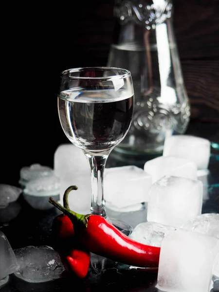 Panák Vodky Alkoholický Nápoj Další Led Oheň Led Červené Chilli — Stock fotografie