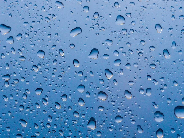 Kropla wody na szkło tło systemu windows, w deszczu na szybie poza miasto okna na tle. — Zdjęcie stockowe
