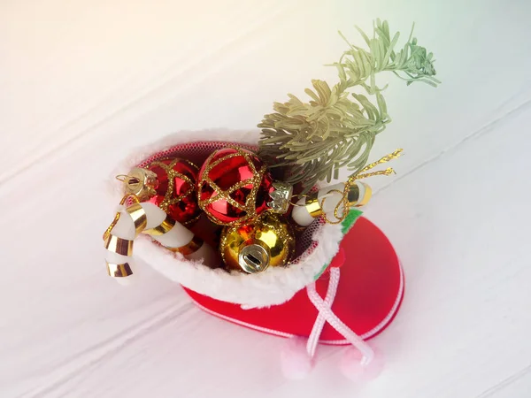 Teljes zacskó díszdobozok. Labdát karácsonyi díszek. Ideje, hogy meglepetést, karácsonyi ajándék doboz és színes labdák — Stock Fotó