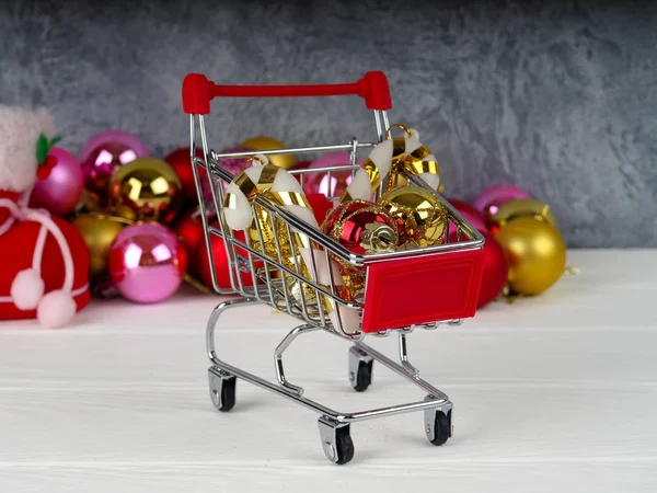 Bolsa llena de cajas de regalo. Adornos de bolas de Navidad. Hora de hacer sorpresas, caja de regalo de Navidad y bolas de color — Foto de Stock