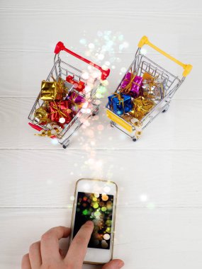 Noel büyük satış. para kartları cüzdan ve malzeme ve hediyeler ile çanta ile mevsimlik rustik arka planda telefon ekranında mesaj özel Noel teklif indirim metin. reklam kavramı.