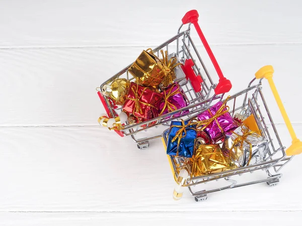 Desconto Natal Carrinho Compras Pequeno Cheio Presentes Natal Carrinho Compras — Fotografia de Stock