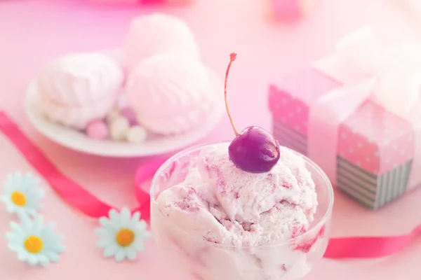 Gelato Una Tazza Accanto Marshmallow Fiori Dolci Rosa — Foto Stock