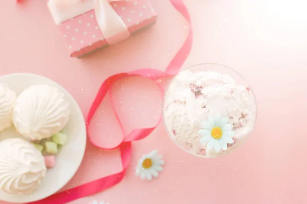 Gelato Una Tazza Accanto Marshmallow Fiori Dolci Rosa — Foto Stock