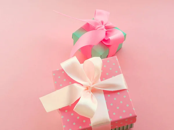 Roze Kerstcadeau Met Lint Roze Achtergrond — Stockfoto