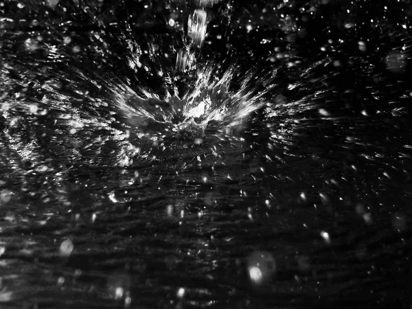 抽象的な背景の水滴 黒い背景に飛び散る — ストック写真