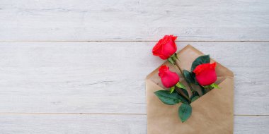 Zarf Kraft kağıt, ahşap arka plan, metin, kutlama düğün, olarak için yer üzerinde çiçekler kırmızı güllü Doğum günü