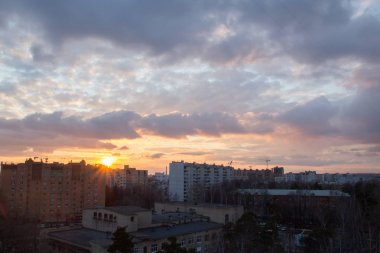 yanan gökyüzü akşam kırmızı ağır bulutlar kimyasal mor gökyüzü