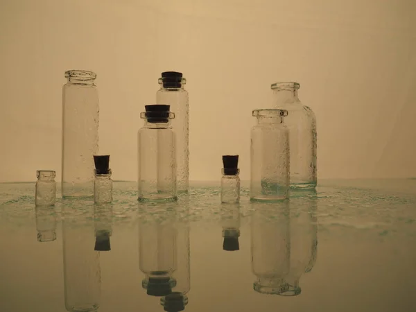 Трохи Прозорих Пляшок Розбризкування Води Порожні Скляні Пляшки — стокове фото