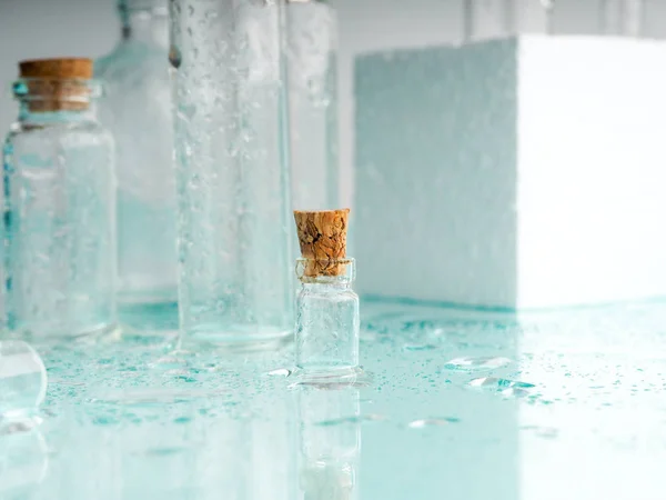 Трохи Прозорих Пляшок Розбризкування Води Порожні Скляні Пляшки — стокове фото
