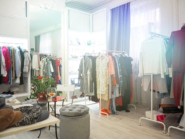 giyim mağazasında askı üzerinde bulanık giysiler. Soyut Blur ve arka plan için mağaza iç mağazanın defocused alışveriş merkezi