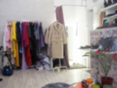 giyim mağazasında askı üzerinde bulanık giysiler. Soyut Blur ve arka plan için mağaza iç mağazanın defocused alışveriş merkezi