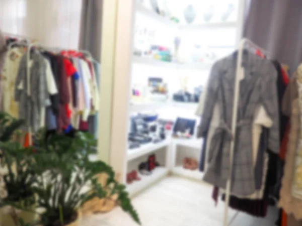 衣料品店のハンガーにぼやけた服 背景のためのデパートのインテリアの抽象的なぼかしとデフォーカスショッピングモール — ストック写真