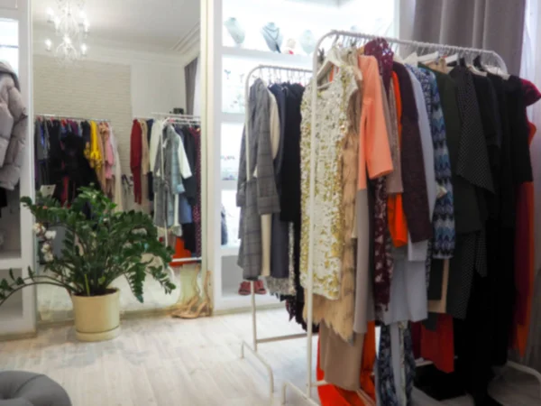 Verschwommene Kleidung Auf Kleiderbügel Bekleidungsgeschäft Abstrakte Unschärfe Und Defokussierte Shopping — Stockfoto