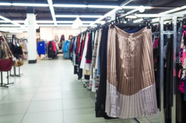 Giyim mağazasında Alışveriş Merkezi, alışveriş kavramı soyut bulanık fotoğraf.