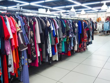 Giyim mağazasında Alışveriş Merkezi, alışveriş kavramı soyut bulanık fotoğraf.