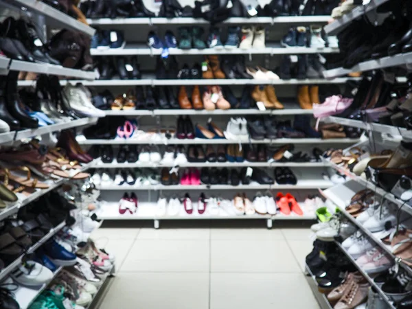 Wazig Schappen Van Schoenen Binnen Een Schoenwinkel Shopping Mall Mode — Stockfoto