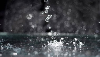 soyut arka plan su damlası, siyah arka planda sıçramaları