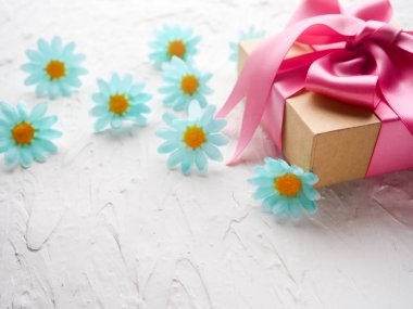 Hoş bir şekilde dekore edilmiş hediye hediye pembe kurdele ile otantik beyaz arka plan üzerinde seti