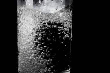 Siyah, şık su sıçrama sıçrama su. Siyah arka planda, kabarcıklar cam izole