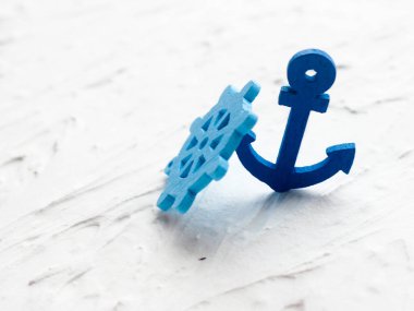 Dekoratif çapa ve tekerlek üzerinde beyaz boyalı arka plan arka plan. Metin için yer. Kopya alanı ile üstten görünüm