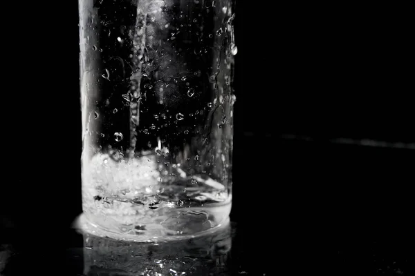Šplouchání Vody Černém Stylový Vody Splash Izolované Černém Pozadí Bublinky — Stock fotografie