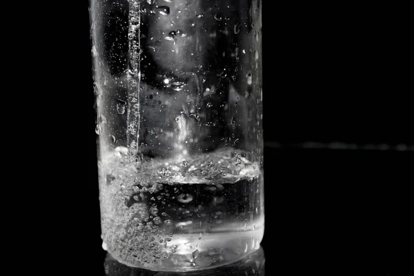 スタイリッシュな黒の水のしぶきが水しぶき 黒の背景 ガラスの気泡 ガラスに霧に分離 水は容器に注がれる — ストック写真