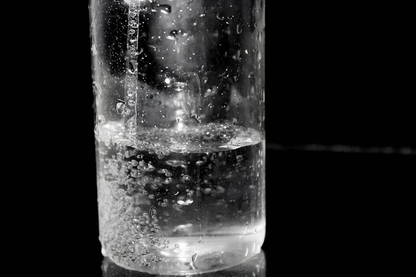 Splash Water Zwart Stijlvol Plons Water Geïsoleerd Zwarte Achtergrond Bubbels — Stockfoto