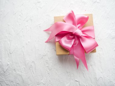 Hoş bir şekilde dekore edilmiş hediye hediye pembe kurdele ile otantik beyaz arka plan üzerinde seti