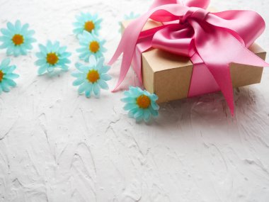 Hoş bir şekilde dekore edilmiş hediye hediye pembe kurdele ile otantik beyaz arka plan üzerinde seti