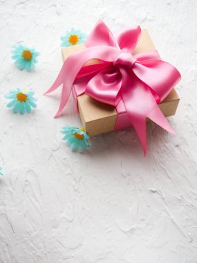 Hoş bir şekilde dekore edilmiş hediye hediye pembe kurdele ile otantik beyaz arka plan üzerinde seti