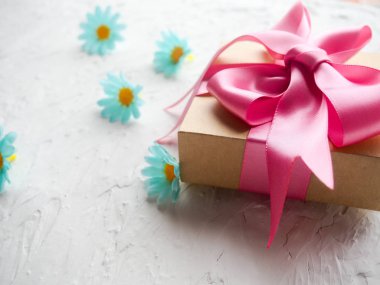 Hoş bir şekilde dekore edilmiş hediye hediye pembe kurdele ile otantik beyaz arka plan üzerinde seti