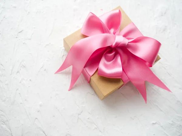 Ładny prezent zdobione zestaw prezent z różową wstążką autentyczne na białym tle — Zdjęcie stockowe