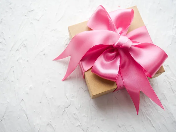 Leuk ingerichte gift set gift met roze lint authentieke op witte achtergrond — Stockfoto