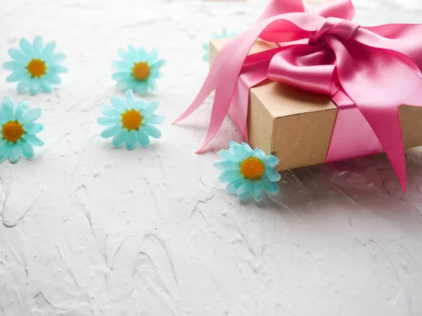 핑크 리본 흰색 바탕에 정통으로 귀여운 장식된 선물 세트 선물 — 스톡 사진