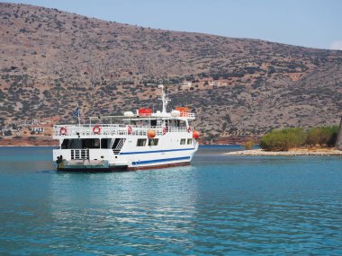 Ufukta bir gemi denizde uzakta bir gemi.