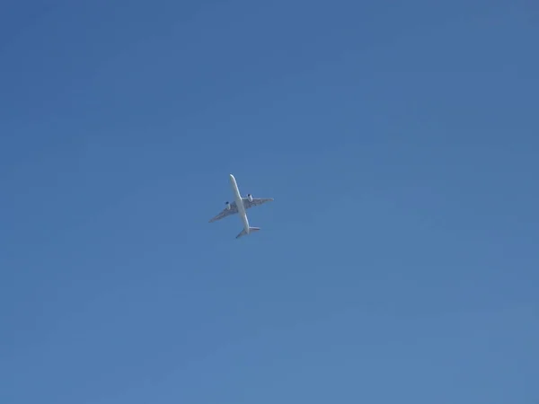 Vliegtuig Hemel Het Vliegtuig Vliegt Hoog Lucht Zonder Wolken — Stockfoto