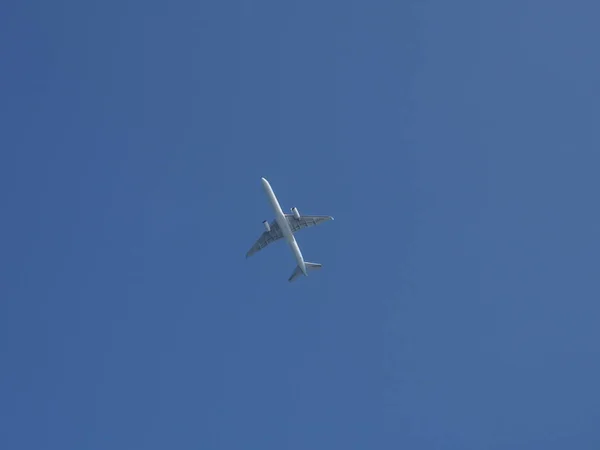 Avion Dans Ciel Avion Vole Haut Dans Ciel Sans Nuages — Photo