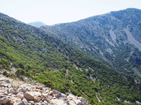 Pad naar de bergen in de zomerzon, bergen in Griekenland — Stockfoto