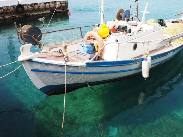 Pequeño barco auténtico en la bahía con agua azul — Foto de Stock
