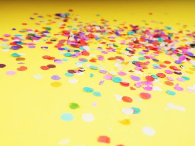 doku, tatil konsepti olarak sarı arka planda renkli konfeti.