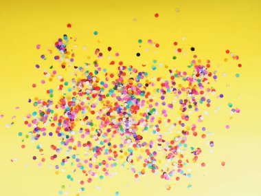 doku, tatil konsepti olarak sarı arka planda renkli konfeti.