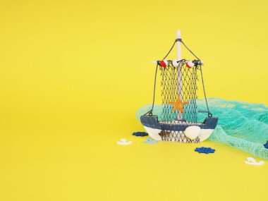 Sarı üzerinde Vintage Yelkenli tekne gemisi. Ahşap deniz minyatür, el yapımı Hediyelik eşyalar, gerçekçi modeller, evden uzak ev kavramı